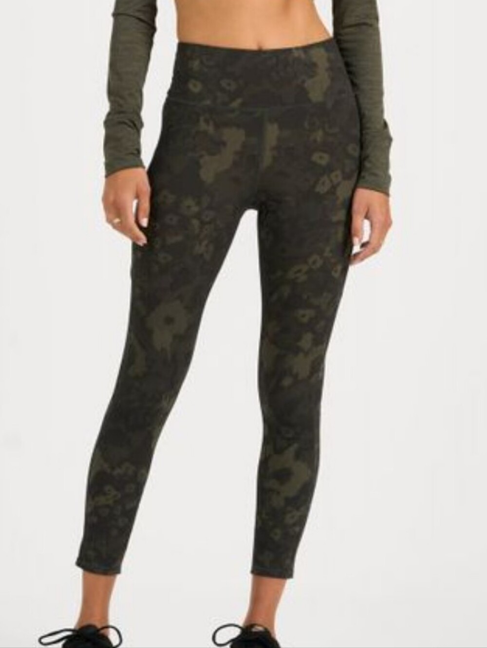 Vuori Stride Legging Oregano Camo Flower EUC